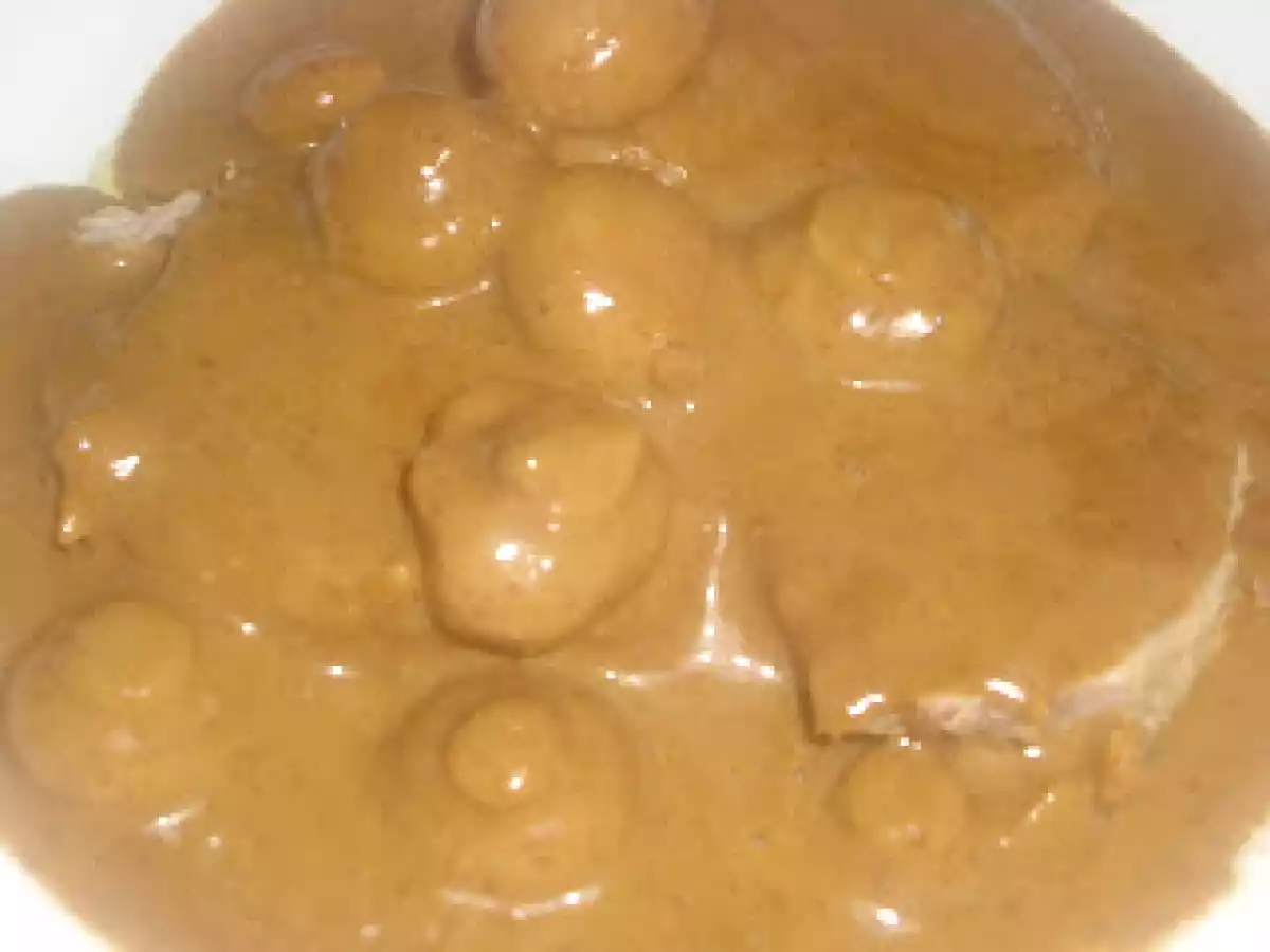 Roti De Cerdo Relleno En Salsa De Ciruelas