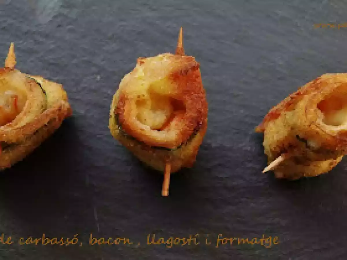 Rotllets de carbassó, bacon, llagostí i formatge