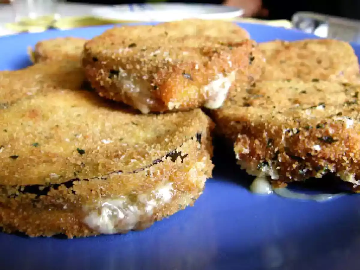 Ruedas de berenjena y queso emmental