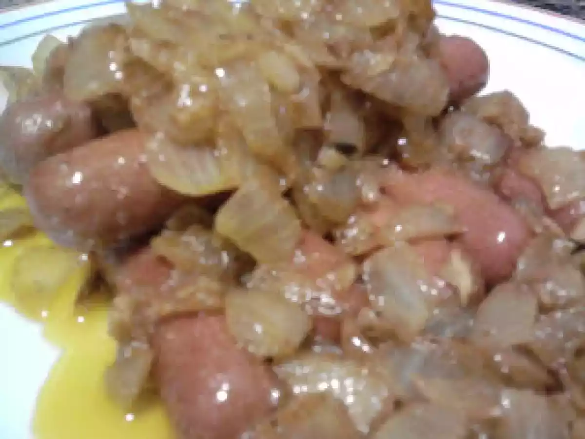 SALCHICHAS AL CURRY CON CEBOLLA