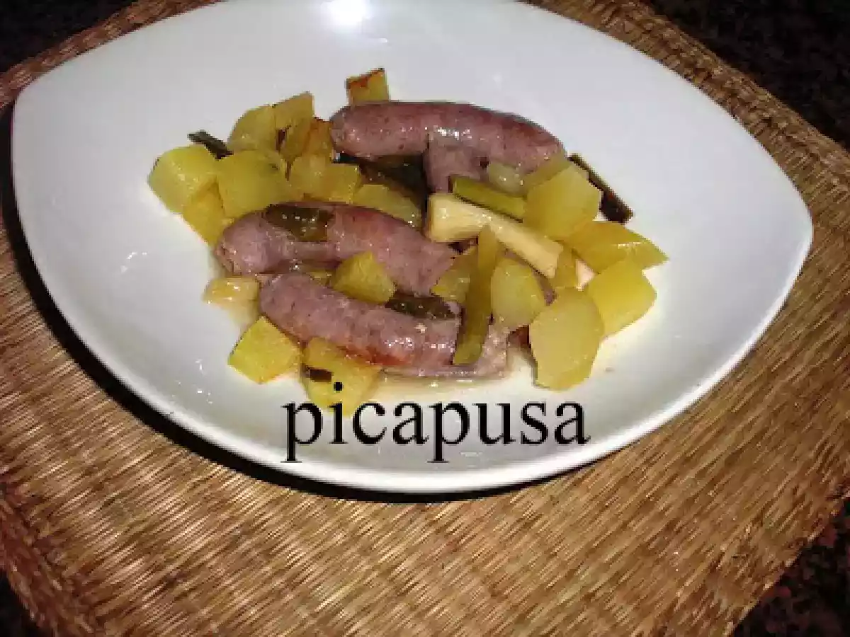 SALCHICHAS CON AJETES .