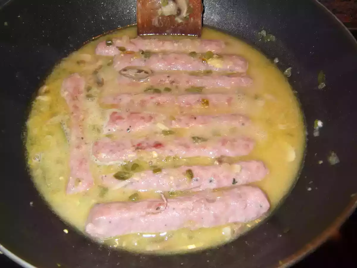 Salchichas con champinones en salsa de cerveza y mostaza