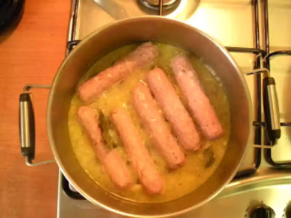 Salchichas de pollo al vino fino