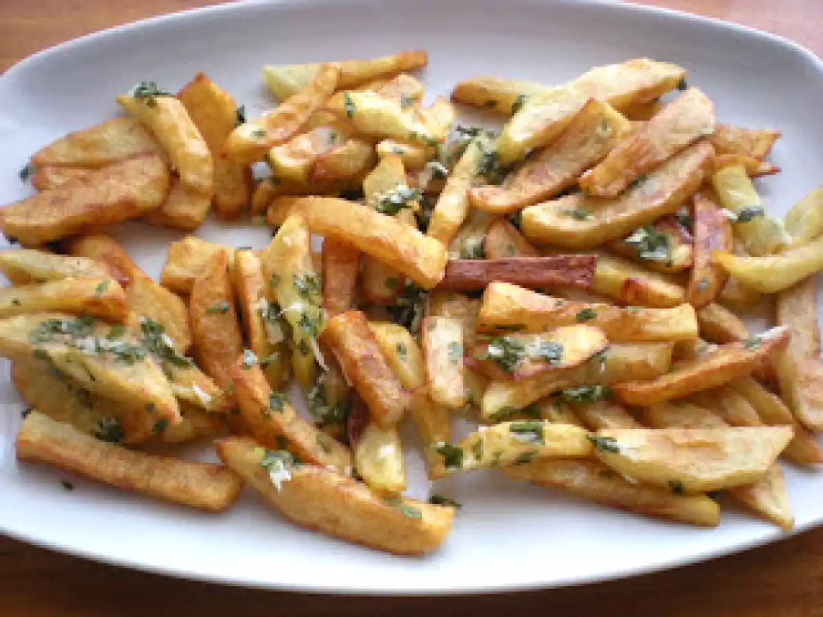 Salchichas de pollo con patatas fritas aliñadas