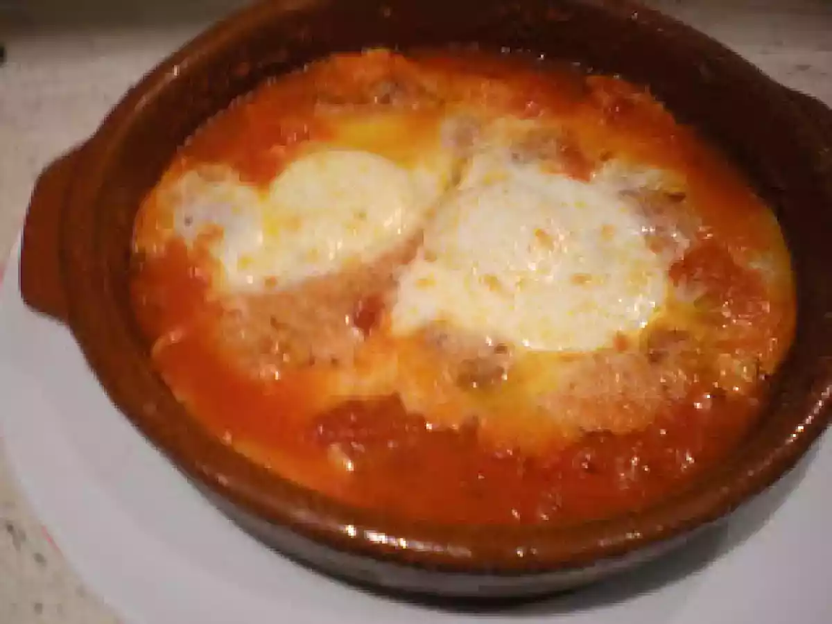 Salchichas de pollo con tomate y huevo