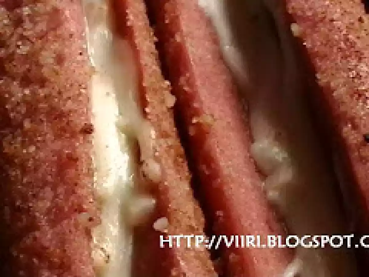 Salchichas empanizadas rellenas de queso...