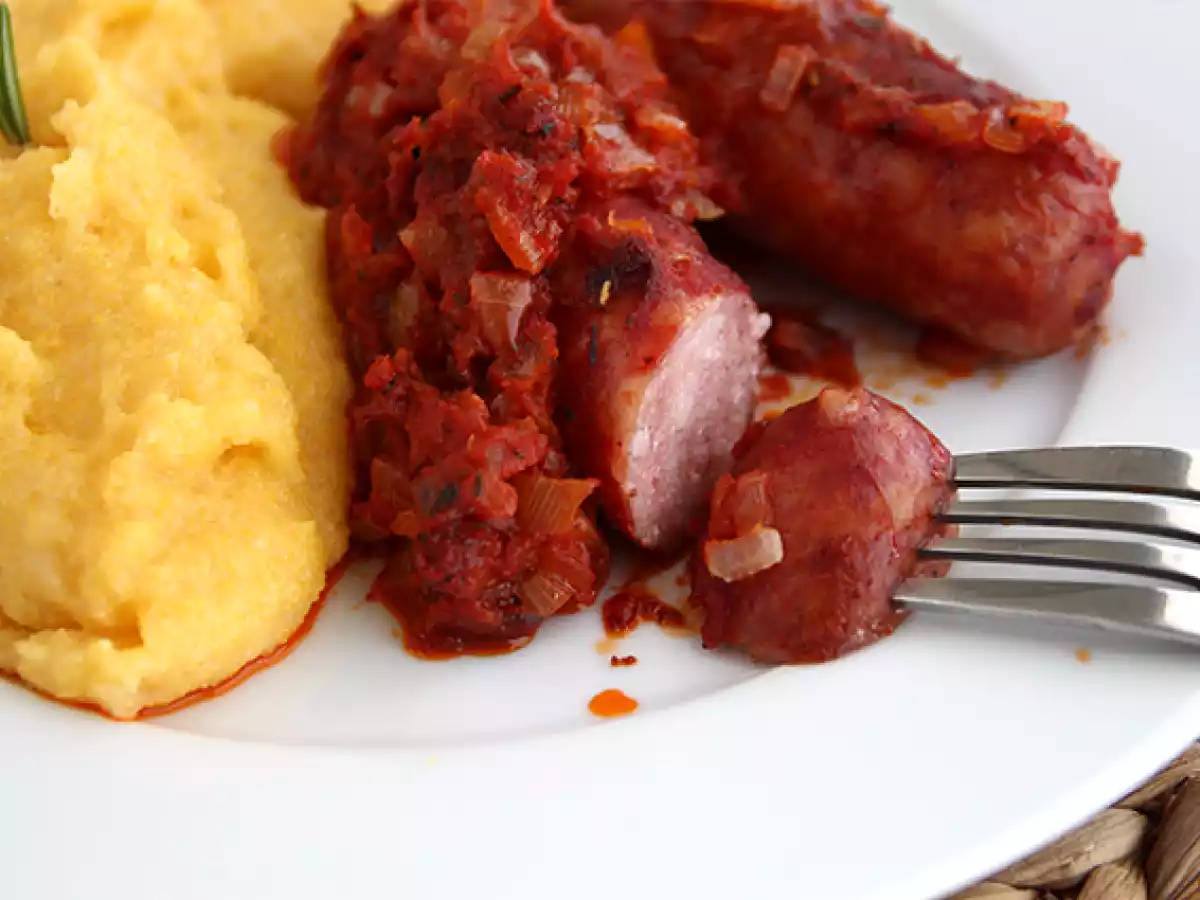 Salchichas en salsa con polenta - foto 2