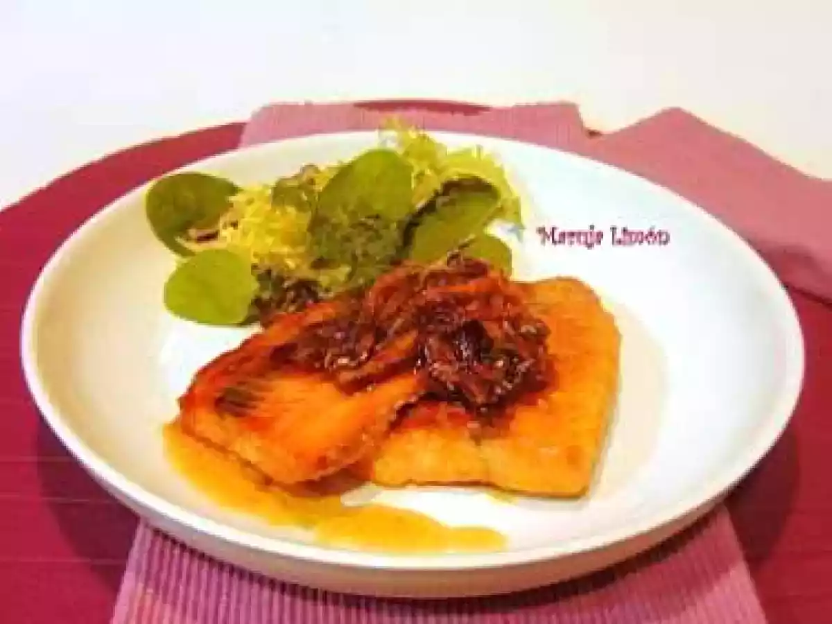 Salmón a la miel con cebolla confitada