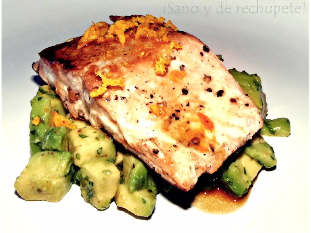 Salmón a la naranja con ensalada de aguacate