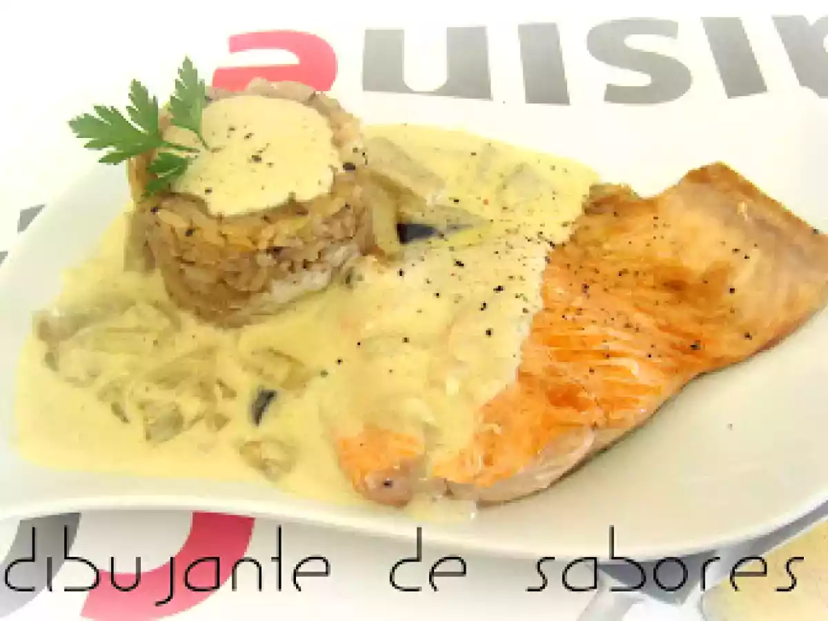 Salmón a la plancha con arroz salteado y salsa de crema de coco