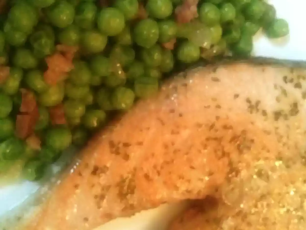 SALMÓN A LA PLANCHA CON ESPECIAS Y GUISANTES CON JAMÓN