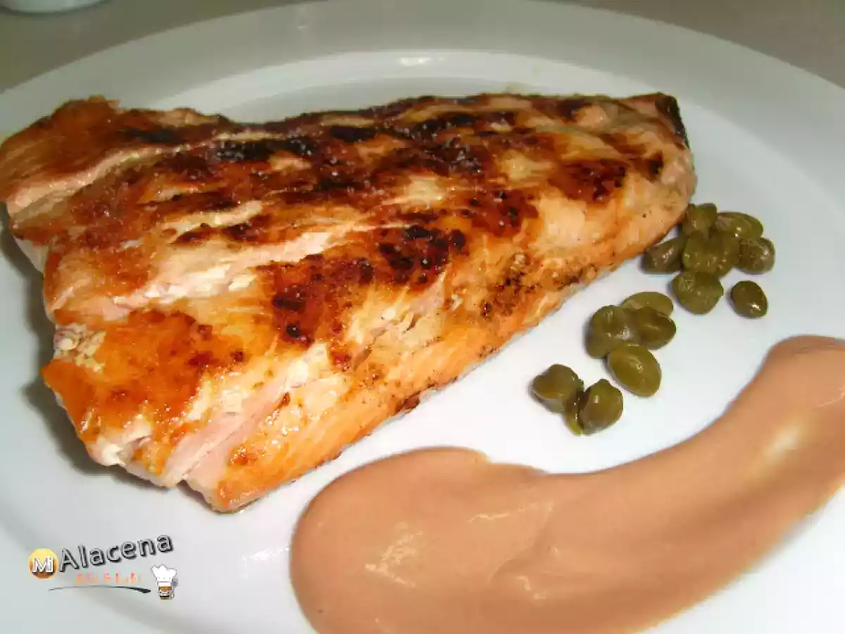 Salmón a la plancha con salsa rosa