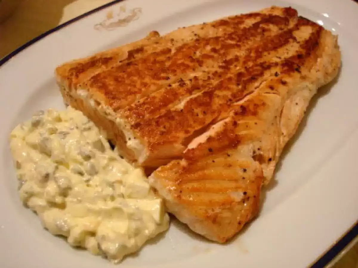 Salmón a la plancha con salsa tártara