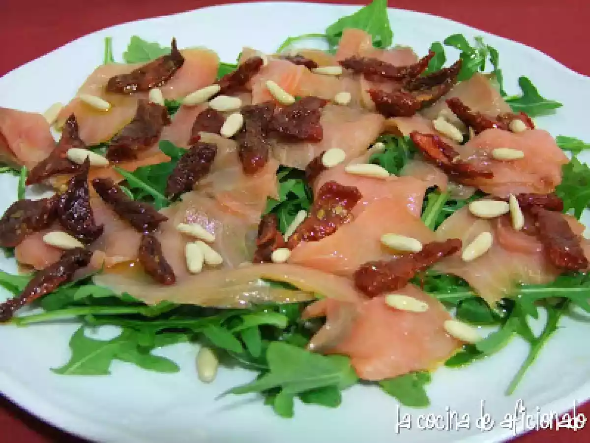 Salmón ahumado con rúcula y tomate secos