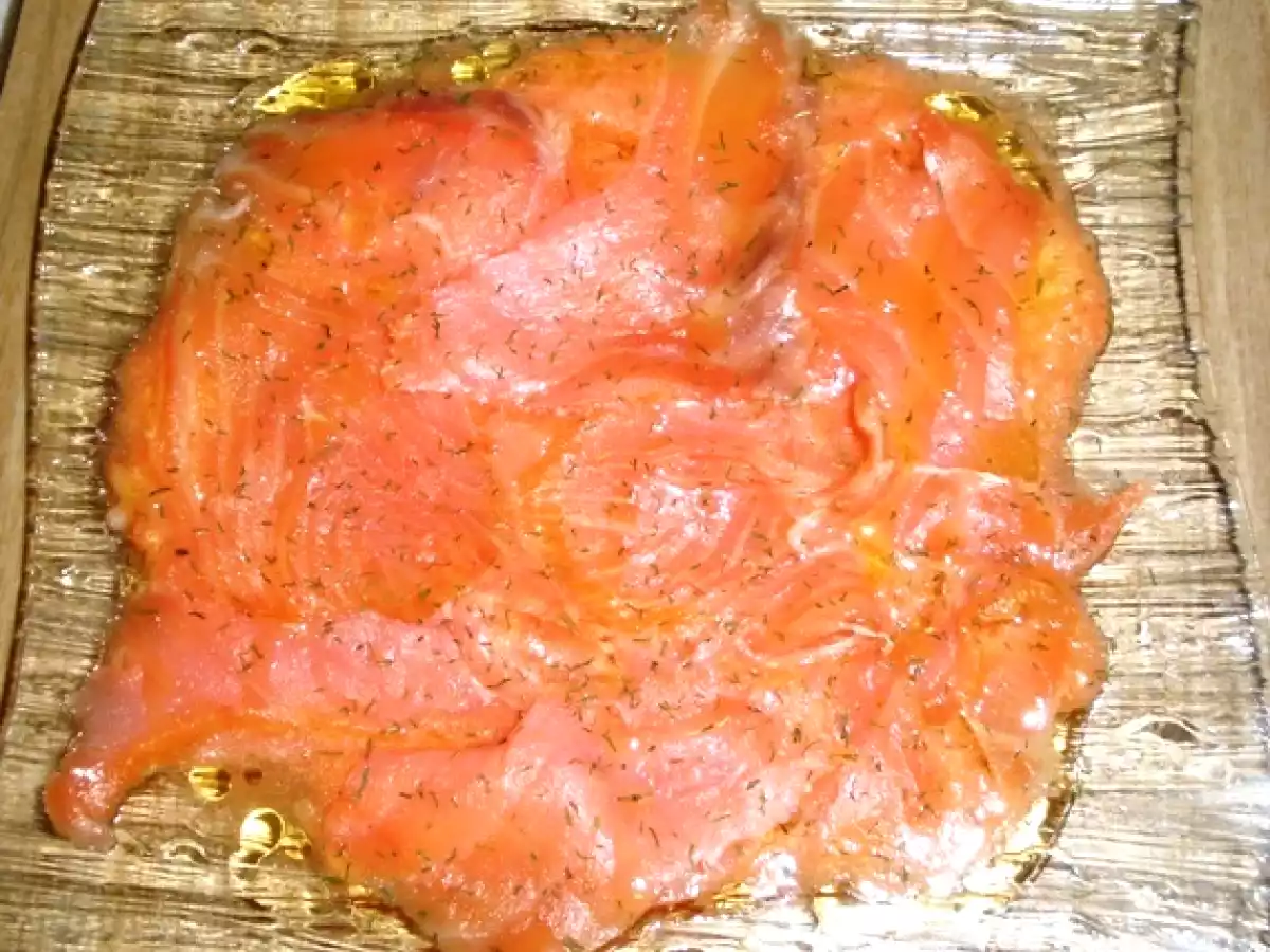 Salmón Ahumado Sobre Cama de Tomate Aliñado