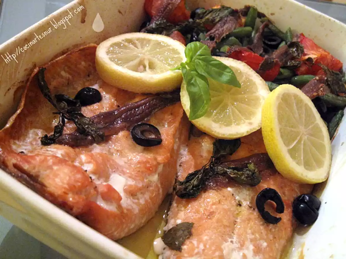 Salmón al horno con aceitunas negras, judías verdes, anchoas y tomates