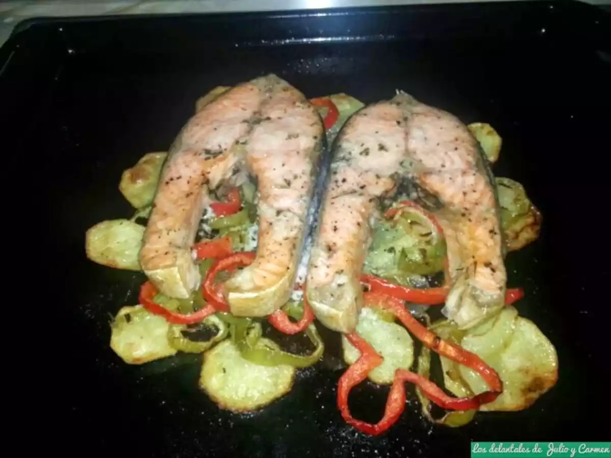 Salmón al horno con base de patatas y pimientos