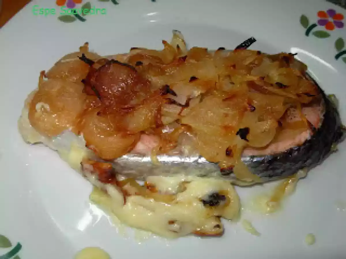 Salmón al horno con cebolla caramelizada
