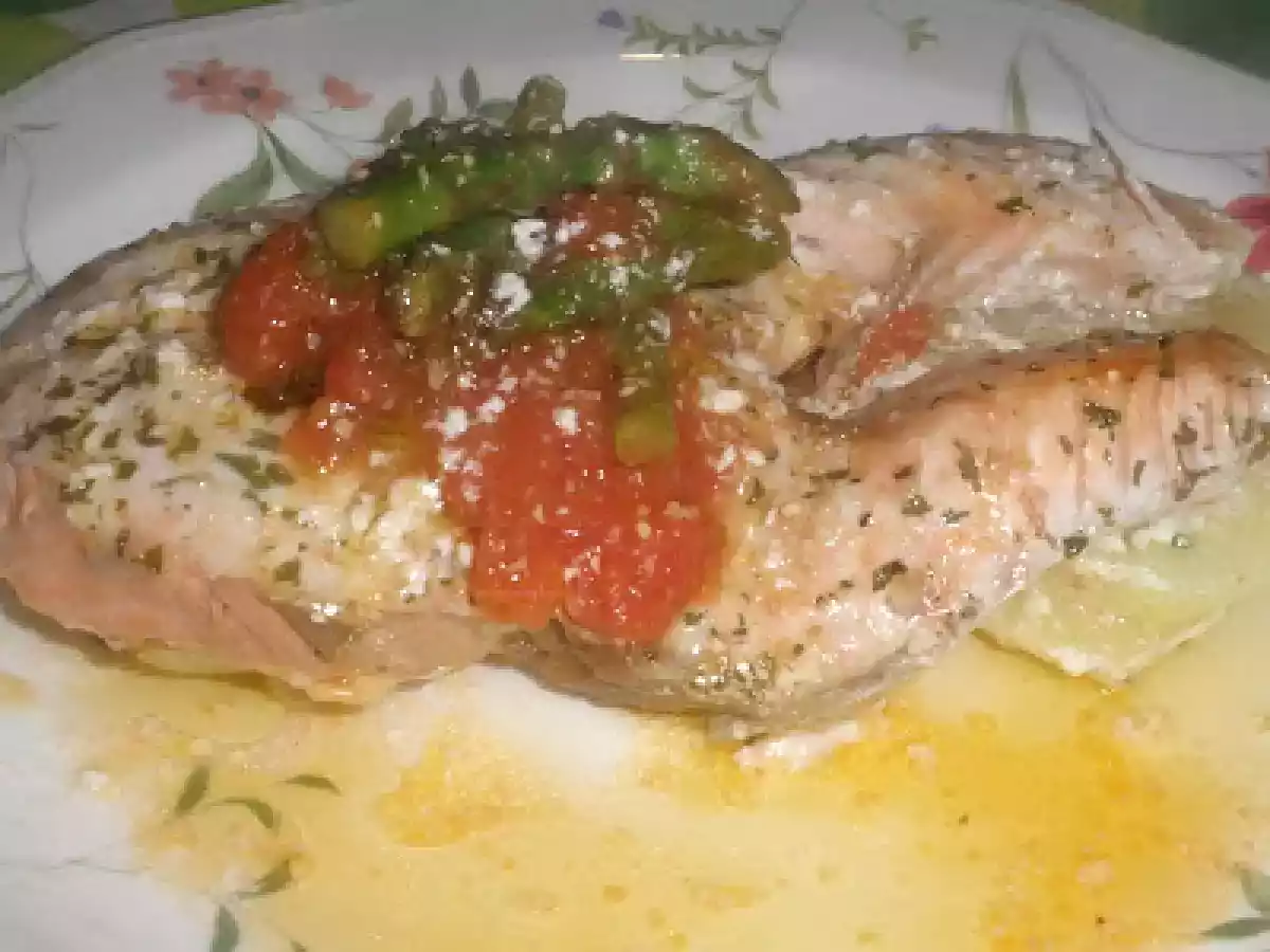 SALMON ASADO EN SALSA DE YOGURT DE MANGO TOMATE Y TRIGUEROS
