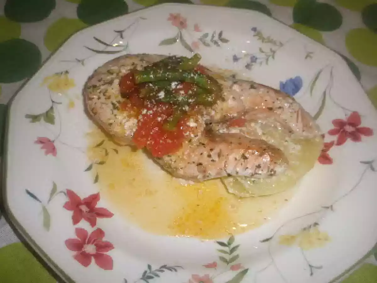 SALMON ASADO EN SALSA DE YOGURT DE MANGO TOMATE Y TRIGUEROS - foto 2