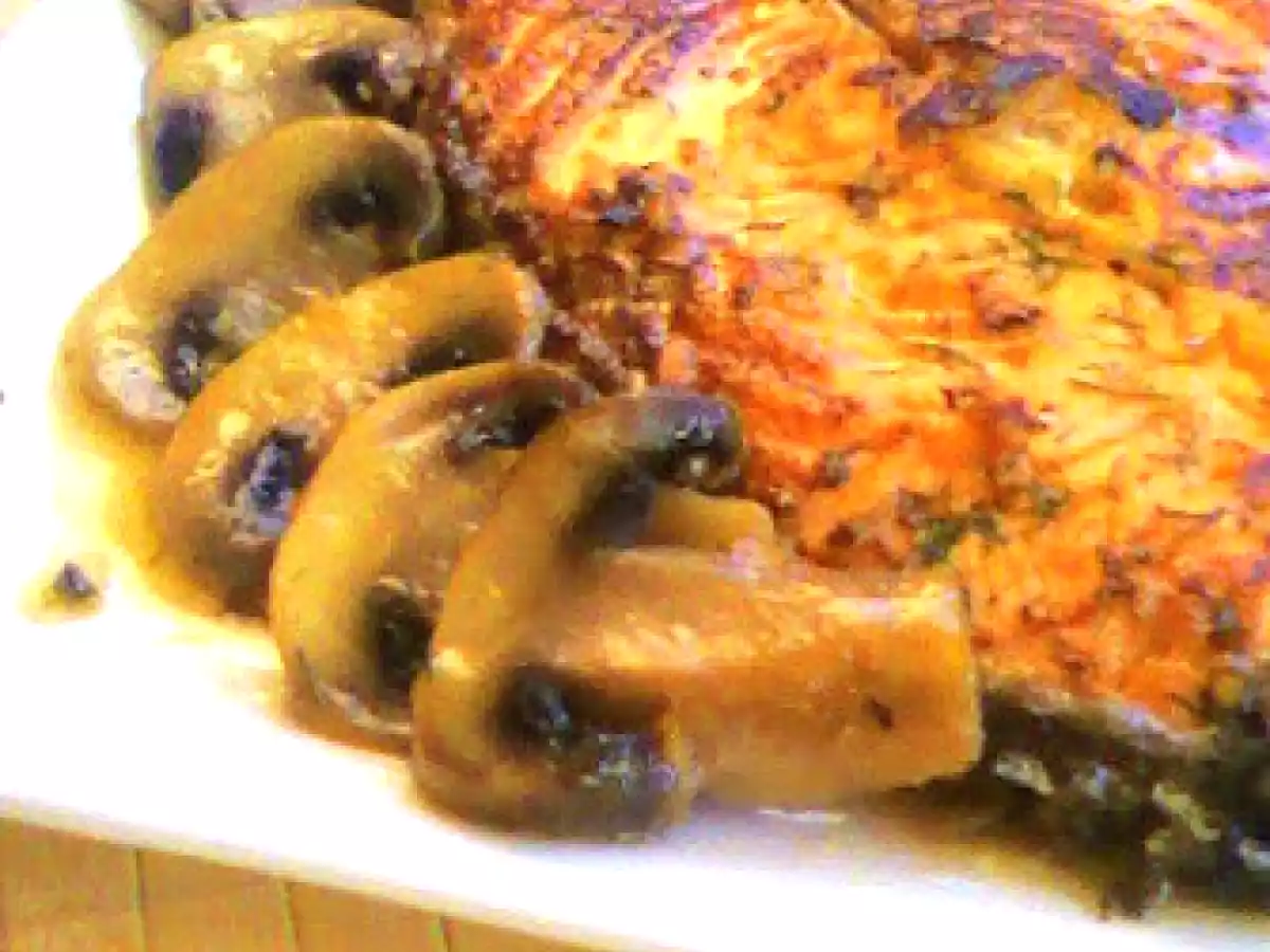 Salmón con champiñones, almejas y salsa de limón