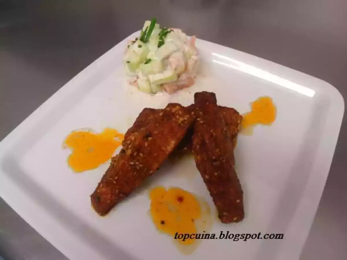 SALMÓN CON COSTRA DE ESPECIES Y ENSALADA DE YOGUR DE PEPINOS Y TOMATES.