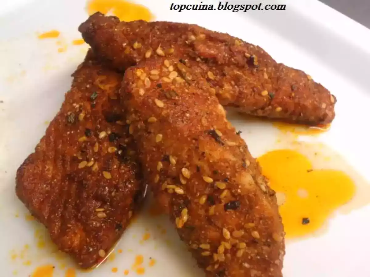 SALMÓN CON COSTRA DE ESPECIES Y ENSALADA DE YOGUR DE PEPINOS Y TOMATES. - foto 2