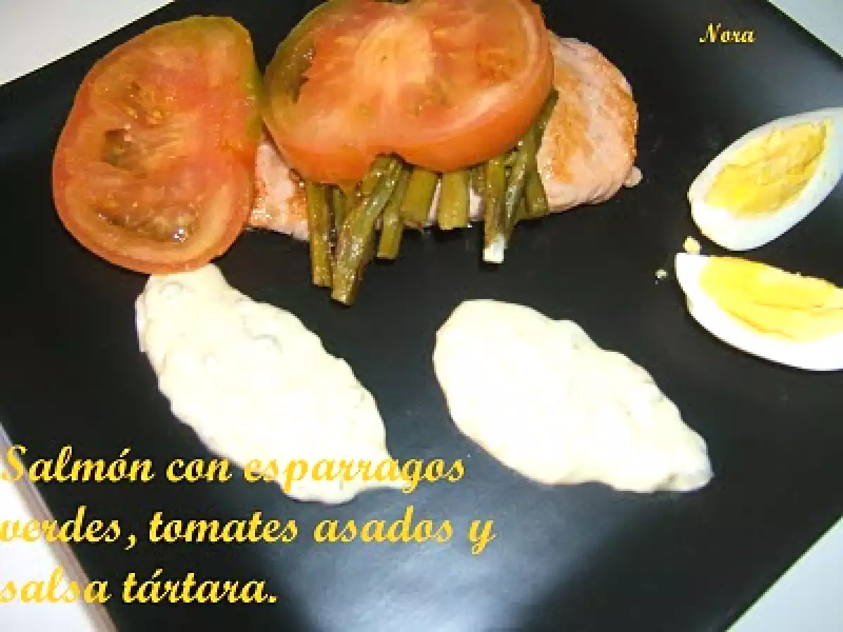 Salmón con espárragos verdes, tomates asados y salsa tártara.