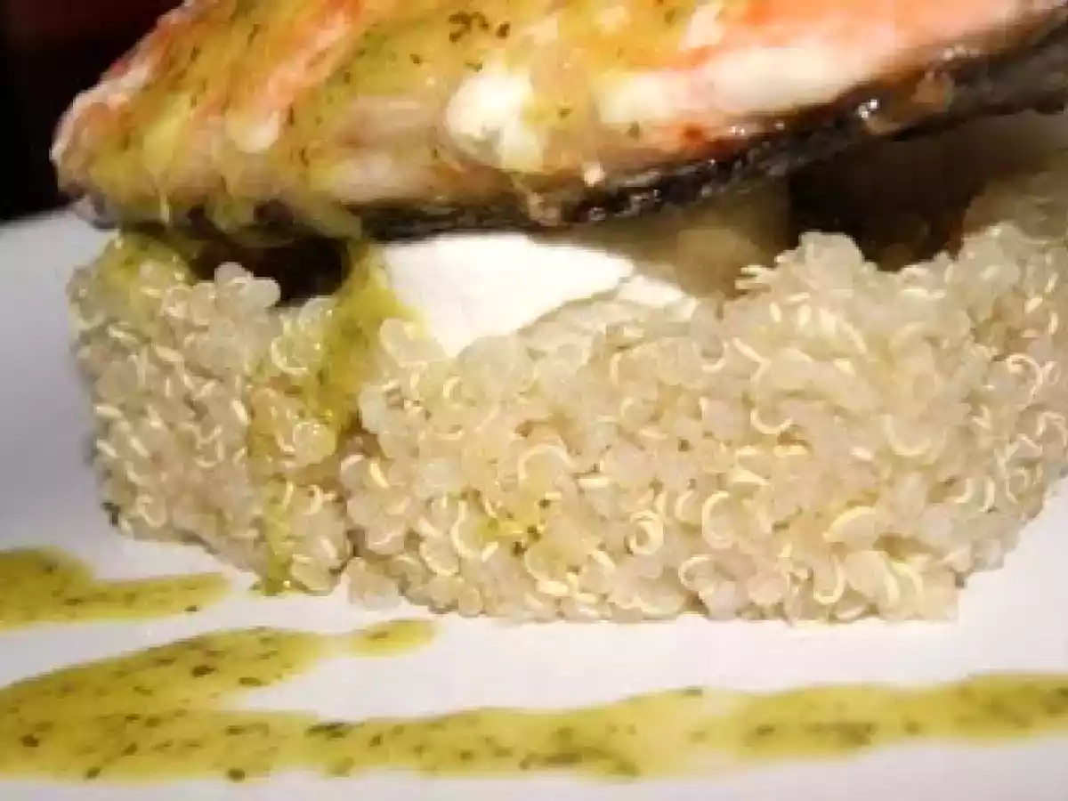 Salmón con QUINOA y queso de cabra al mojo verde