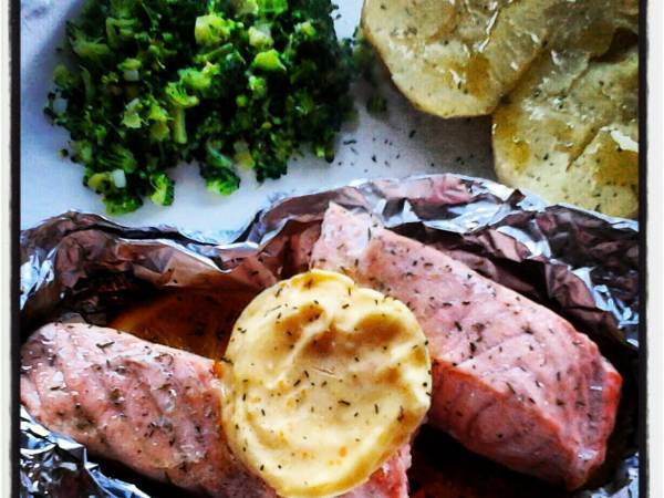 Salmón en Papillote con mantequilla de naranja