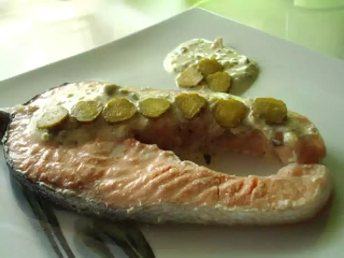 Salmón en papillote con salsa de mostaza y pepinillos