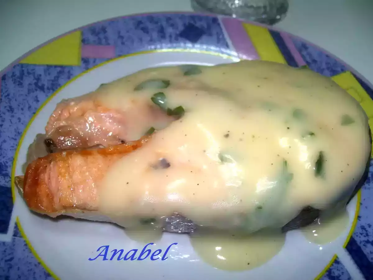 Salmón en salsa blanca