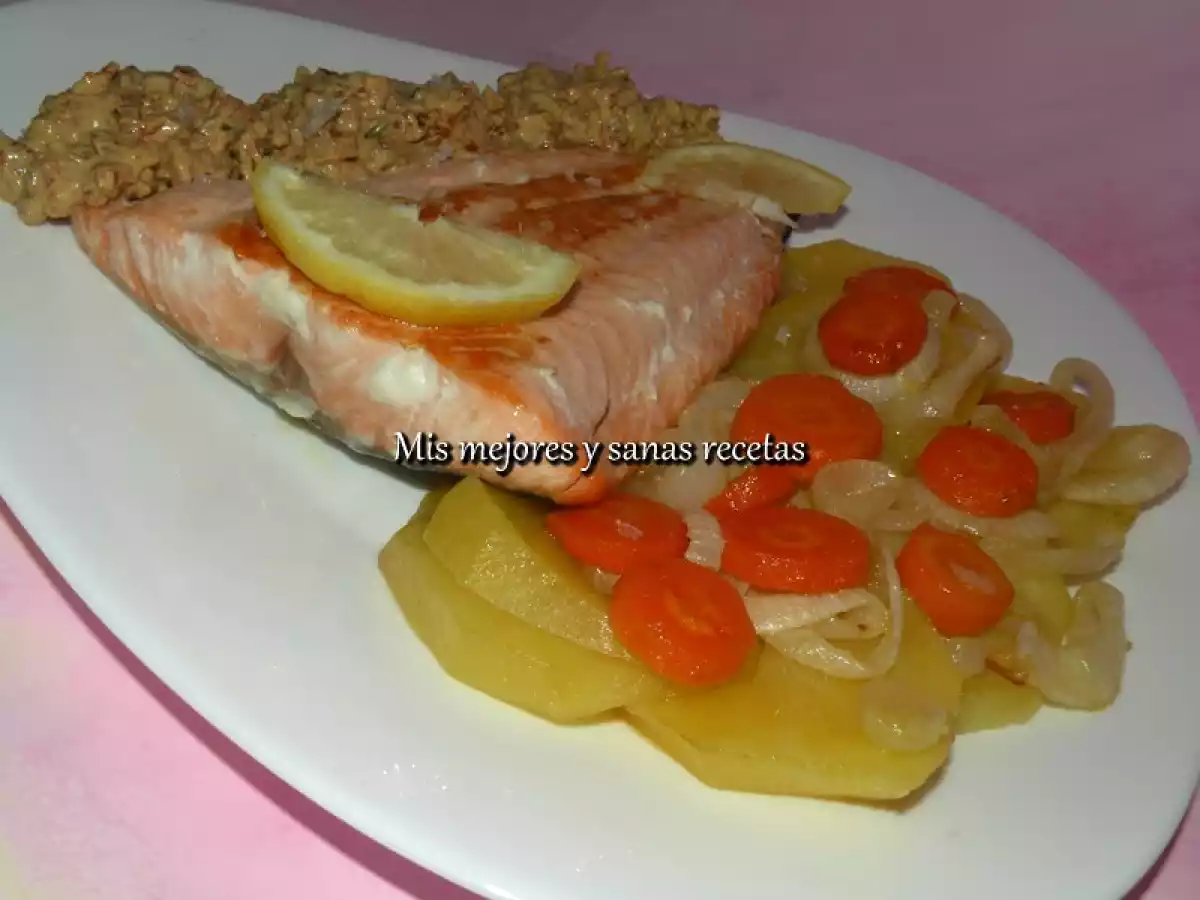Salmón en salsa de cilantro con cama de verduras.