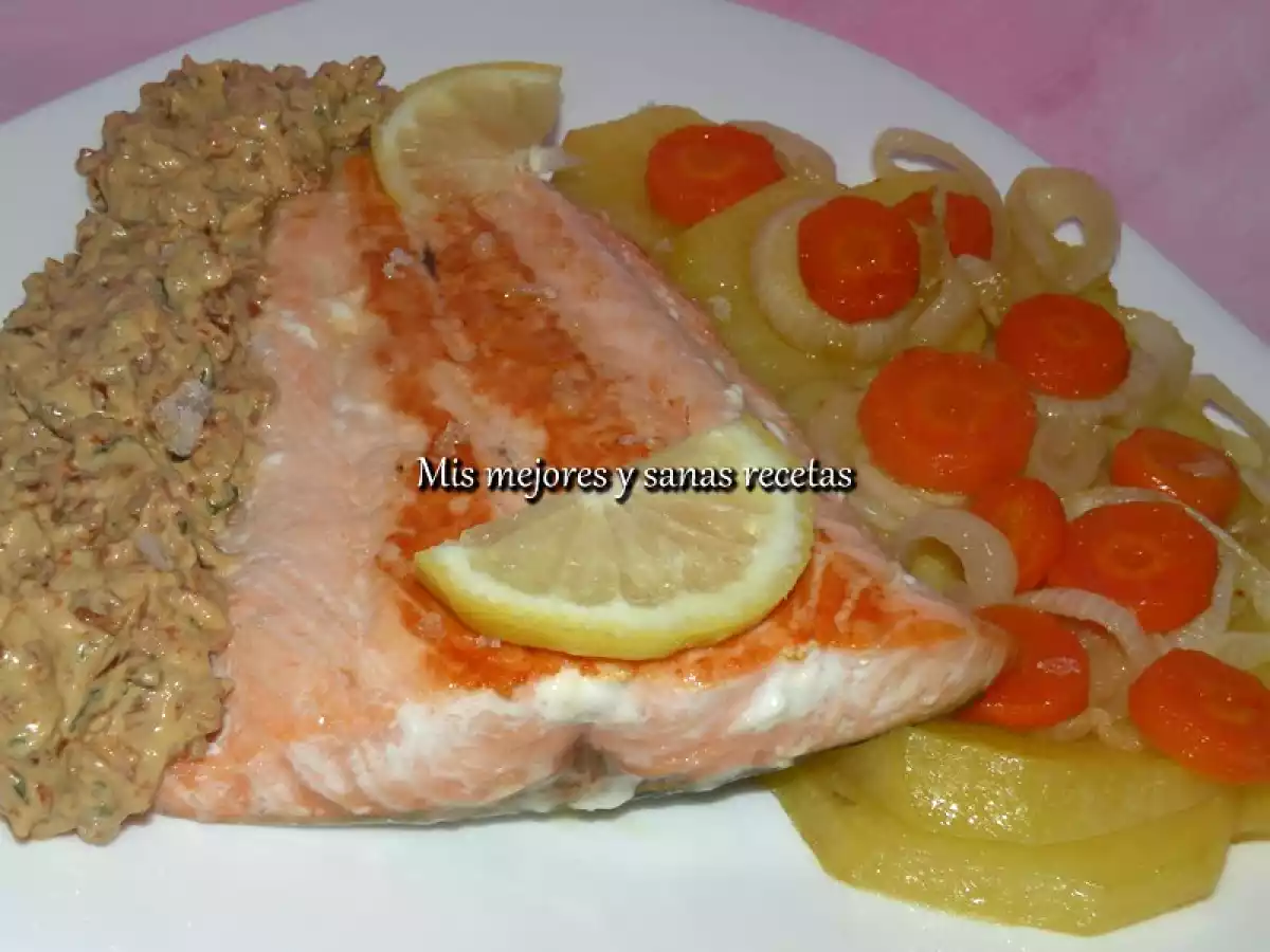 Salmón en salsa de cilantro con cama de verduras. - foto 2