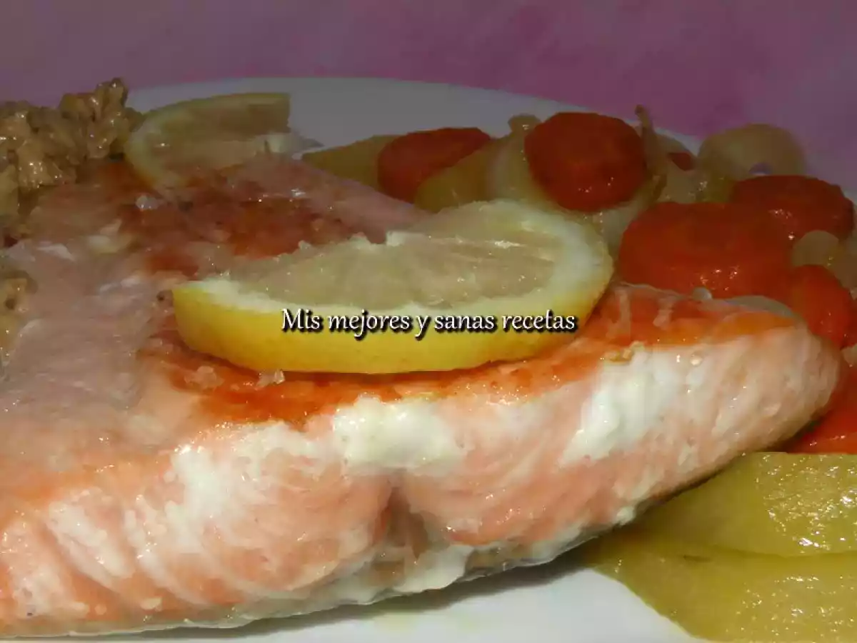 Salmón en salsa de cilantro con cama de verduras. - foto 3