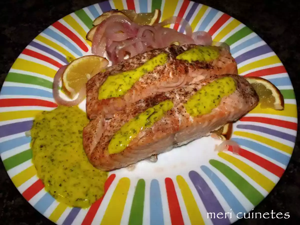 Salmón especiado al horno con salsa de yogur y curry