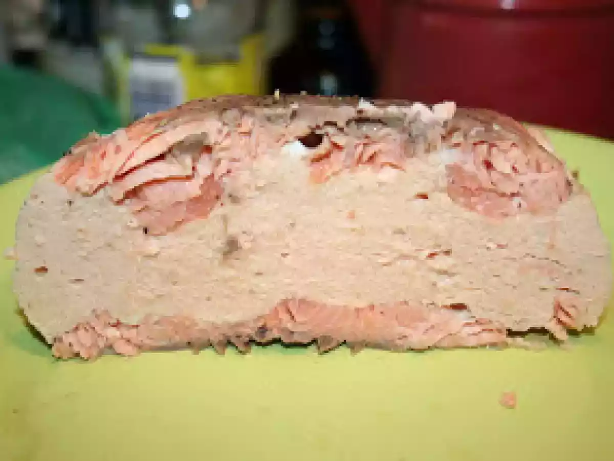 Salmon relleno de mousse con salsa de mango y medallon de brocoli y coliflor