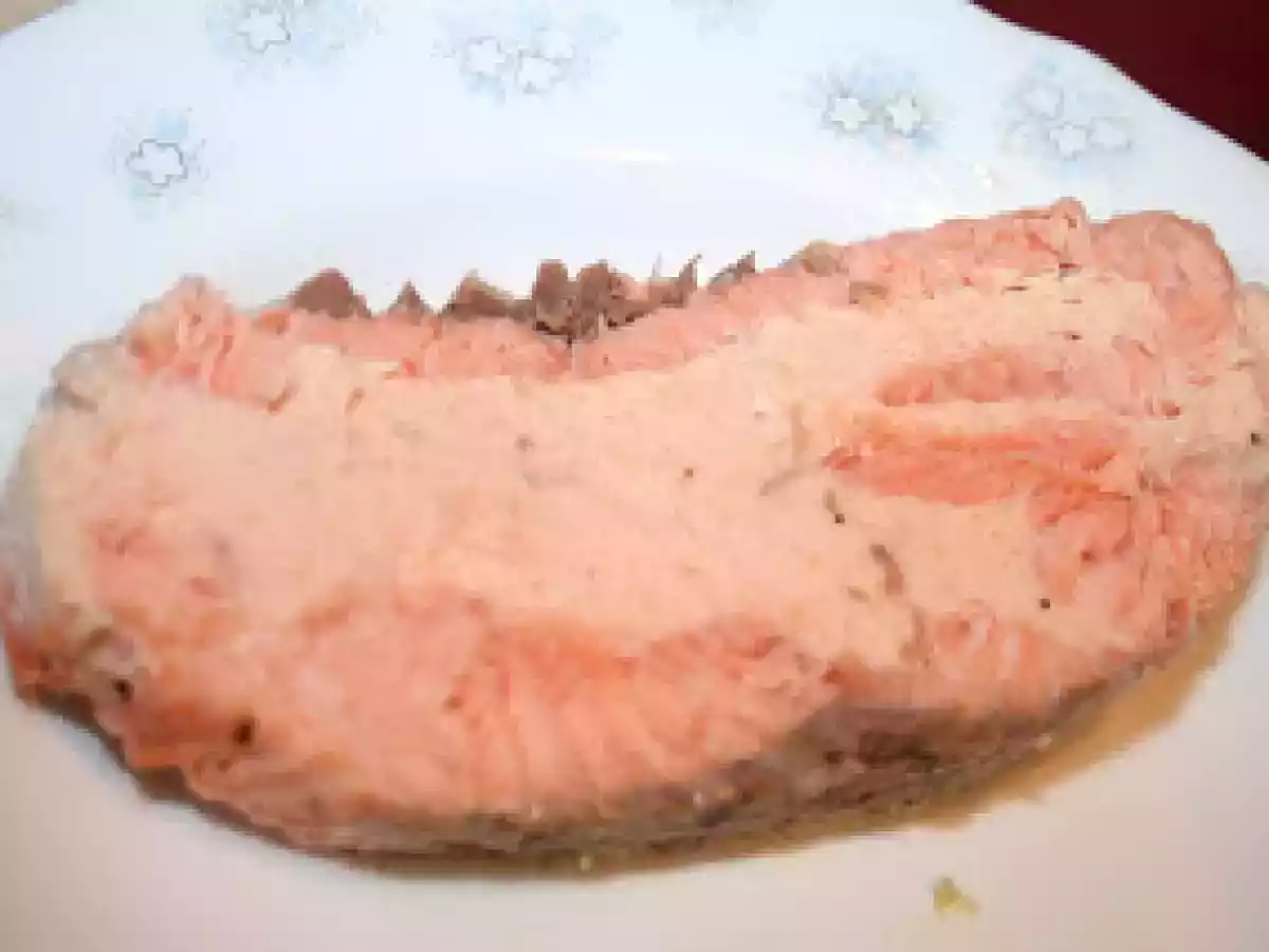 Salmon relleno de mousse con salsa de mango y medallon de brocoli y coliflor - foto 2