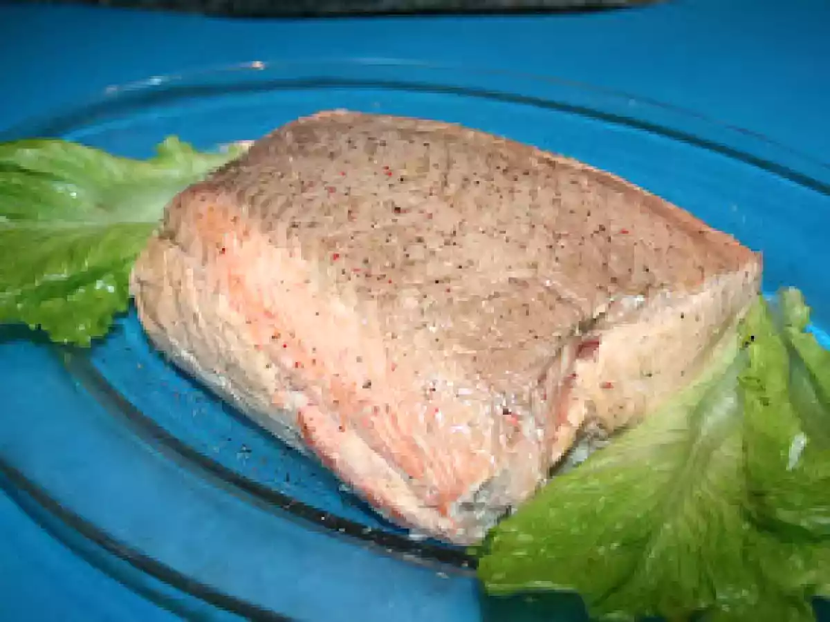 Salmon relleno de mousse con salsa de mango y medallon de brocoli y coliflor - foto 3