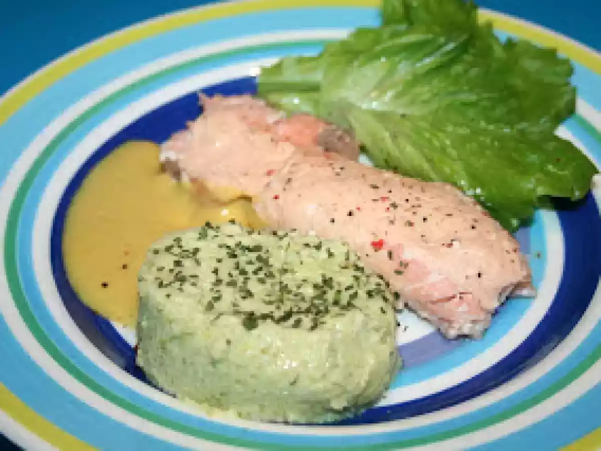 Salmon relleno de mousse con salsa de mango y medallon de brocoli y coliflor - foto 4