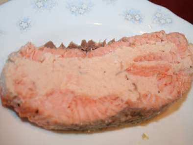 Salmon relleno de mousse con salsa de mango y medallon de brocoli y coliflor - foto 2