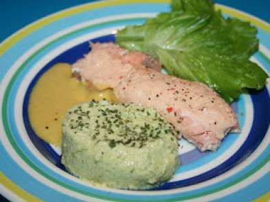 Salmon relleno de mousse con salsa de mango y medallon de brocoli y coliflor - foto 4