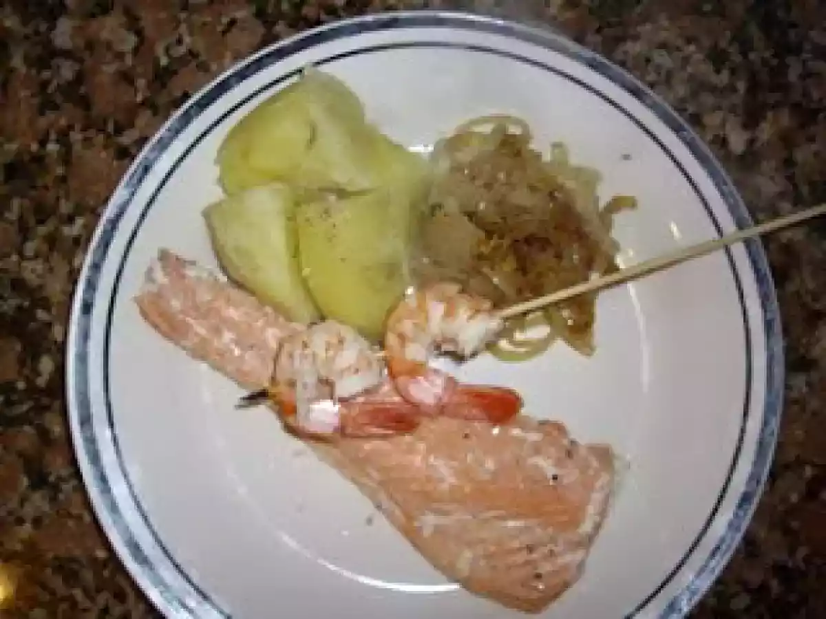 Salmon rosado a la plancha con langostinos al vapor