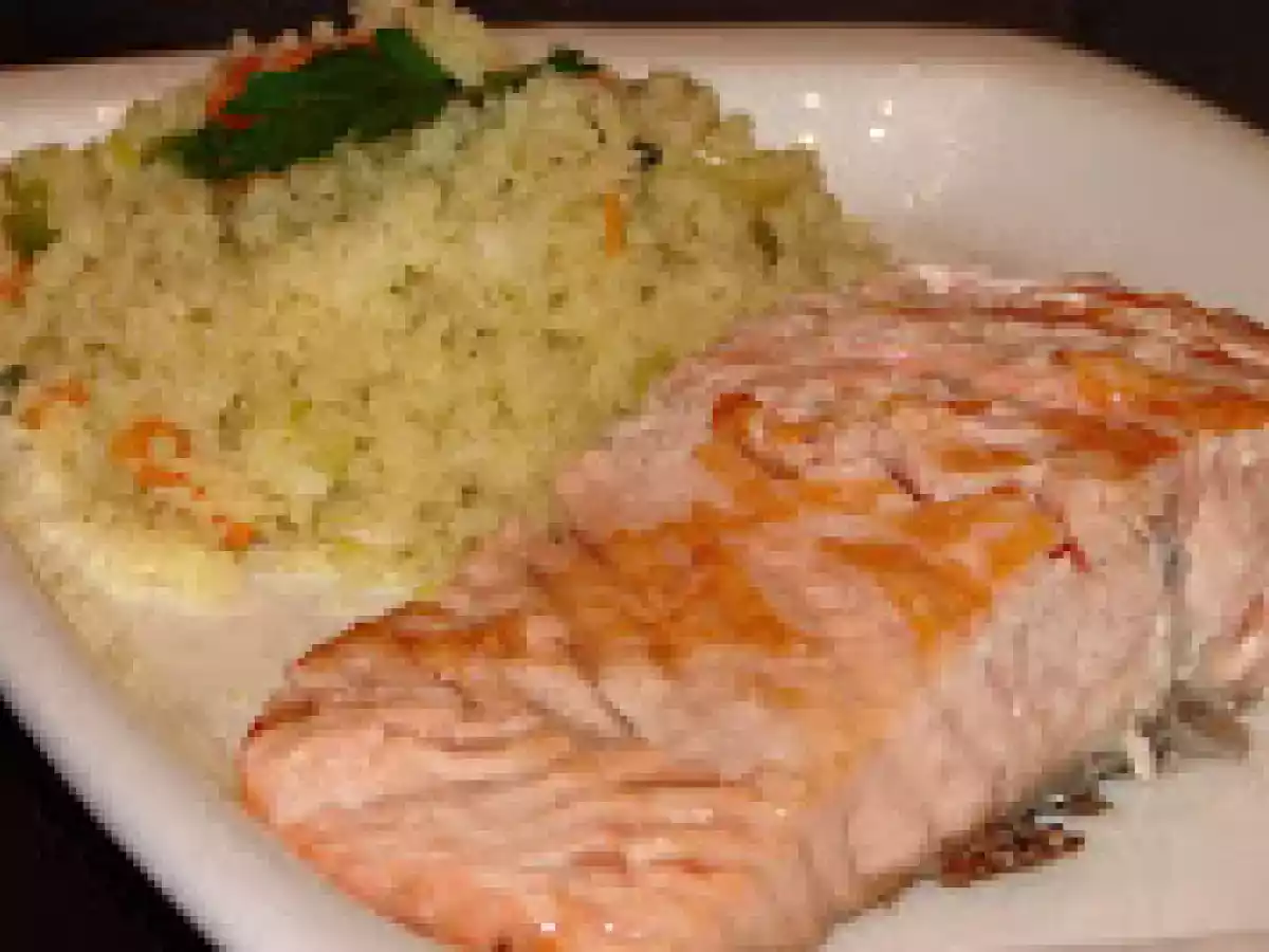 Salmón rosado con cuscús arcoiris