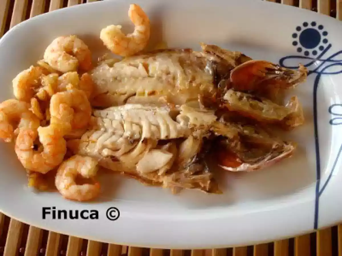 Salmonetes al horno con gambas al ajillo