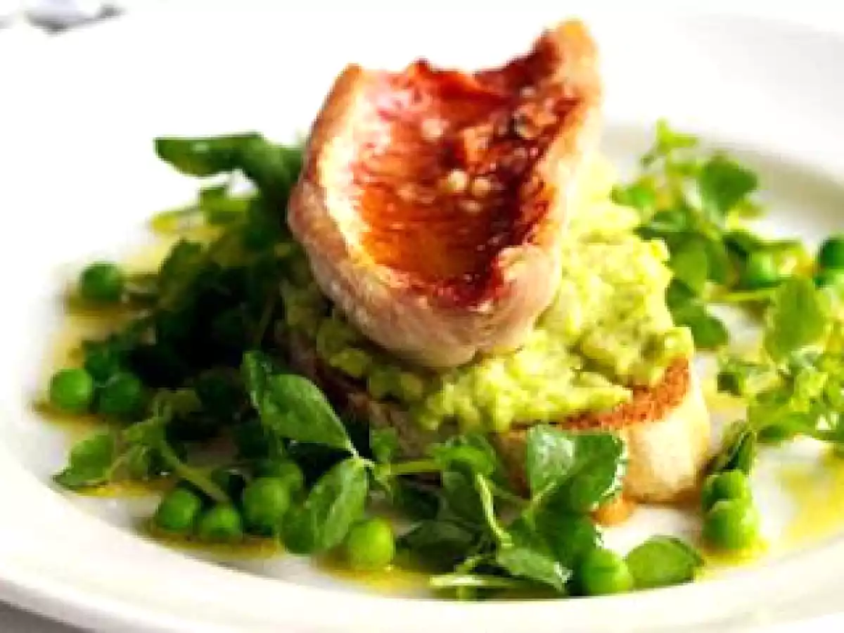 Salmonetes con habas y guisantes