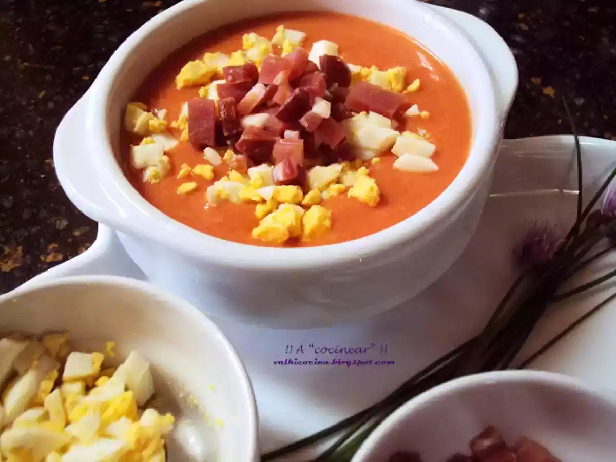 Salmorejo con jamón y huevo