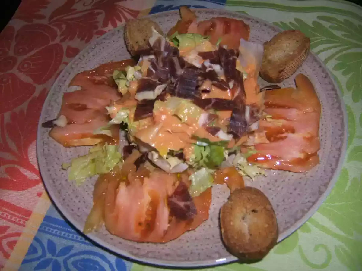 Salmorejo en ensalada con jamón ibérico