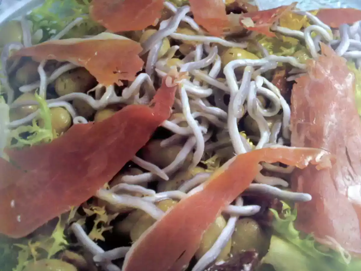 SALPICON DE ANGULAS Y HABAS TIERNAS