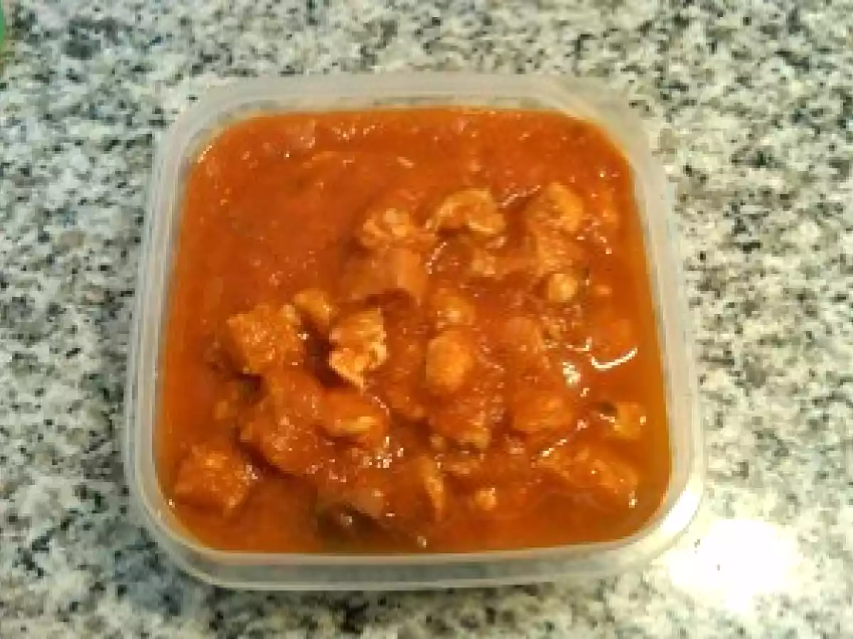 Salsa de tomate con carne para acompañar pasta.